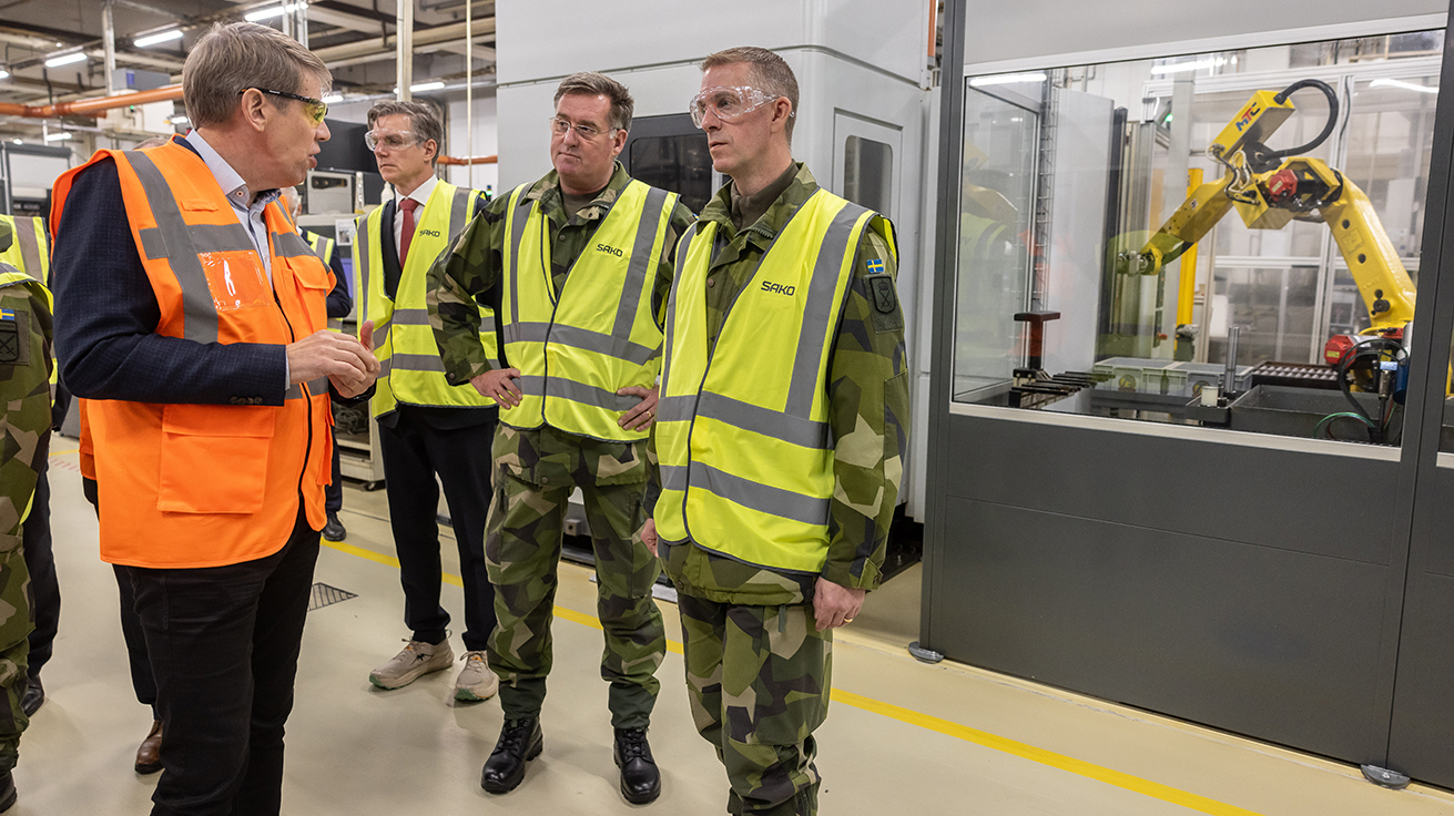 Jonas Lotsne, FMV's director of operations for army equipment, and Jonny Lindfors, head of the armed forces, visited the Finnish supplier Sako. Photo: Sako