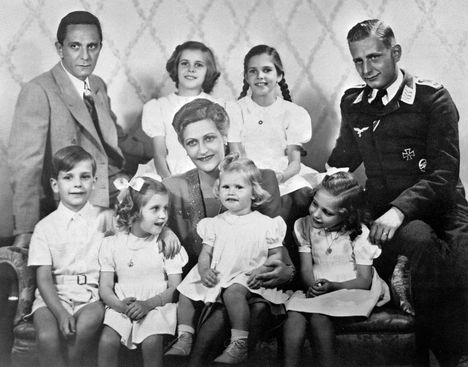 Propagandakäyttöön otettu perhekuva, jossa on Magda Goebbels, hänen miehensä Joseph, heidän kuusi lastaan ja univormussa Harald, Magdan poika ensimmäisestä avioliitosta.