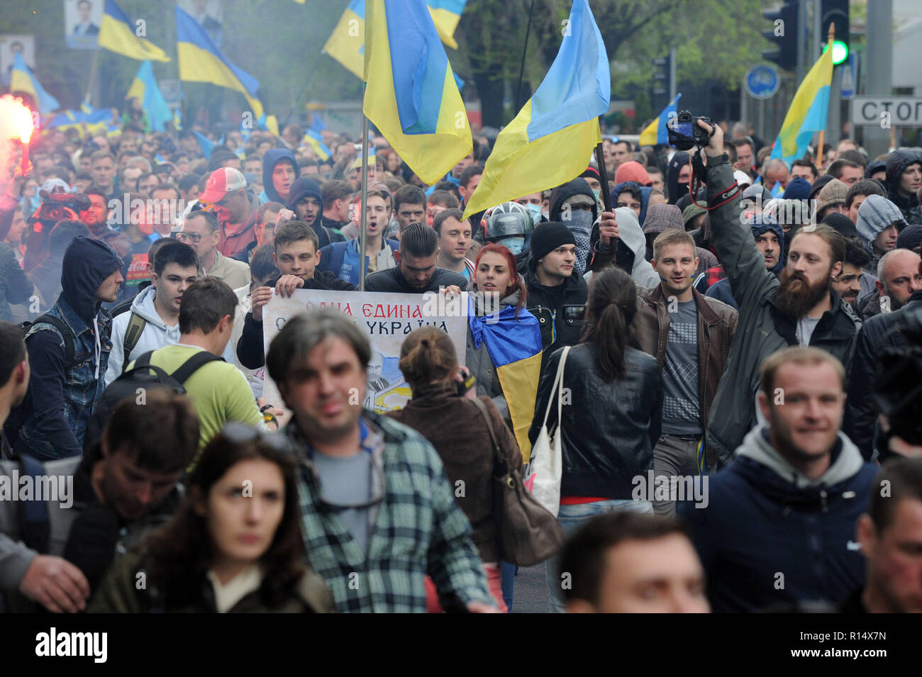 april-28-2014-donetsk-ukraine-ukrainian-citizens-in-favor-of-the-unity-of-their-country-prepare-to-demonstrate-as-tensions-rise-with-pro-russia-separatists-following-the-maidan-revolution-despite-police-protection-a-group-of-pro-russia-separatists-violently-attacked-and-dispersed-the-peaceful-demonstratorsthe-pro-russian-separatist-group-mostly-youths-in-balaclava-then-celebrated-their-actions-by-screaming-they-had-smashed-the-fascists-une-manifestation-pacifique-en-faveur-de-lunite-de-lukraine-a-donetsk-est-brutalement-dispersee-par-des-groupes-separatistes-pro-russes-armes-de-R14X7N.jpg