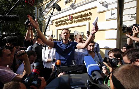 Aleksei Navalnyi puhui medialle ja kannattajilleen Moskovassa heinäkuussa 2013, kun oli käynyt ilmoittautumassa ehdokkaaksi syksyn pormestarinvaaleihin.