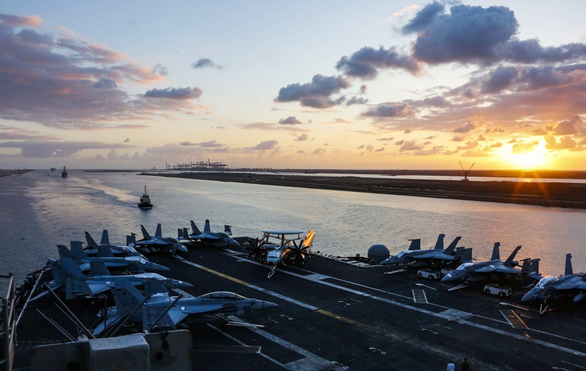 USS Abraham Lincoln Suezin kanavassa 9. toukokuuta.