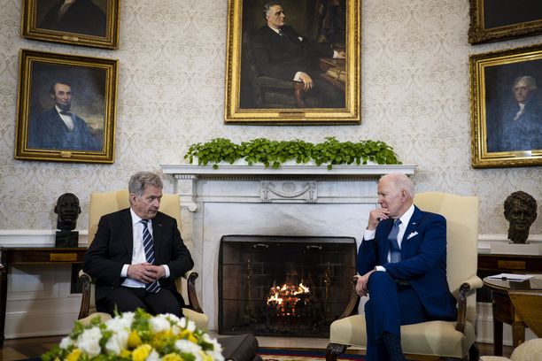 Yhdysvaltain presidentti Joe Biden ja tasavallan presidentti Sauli Niinistö istuivat Valkoisessa talossa takkatulen lämmössä.