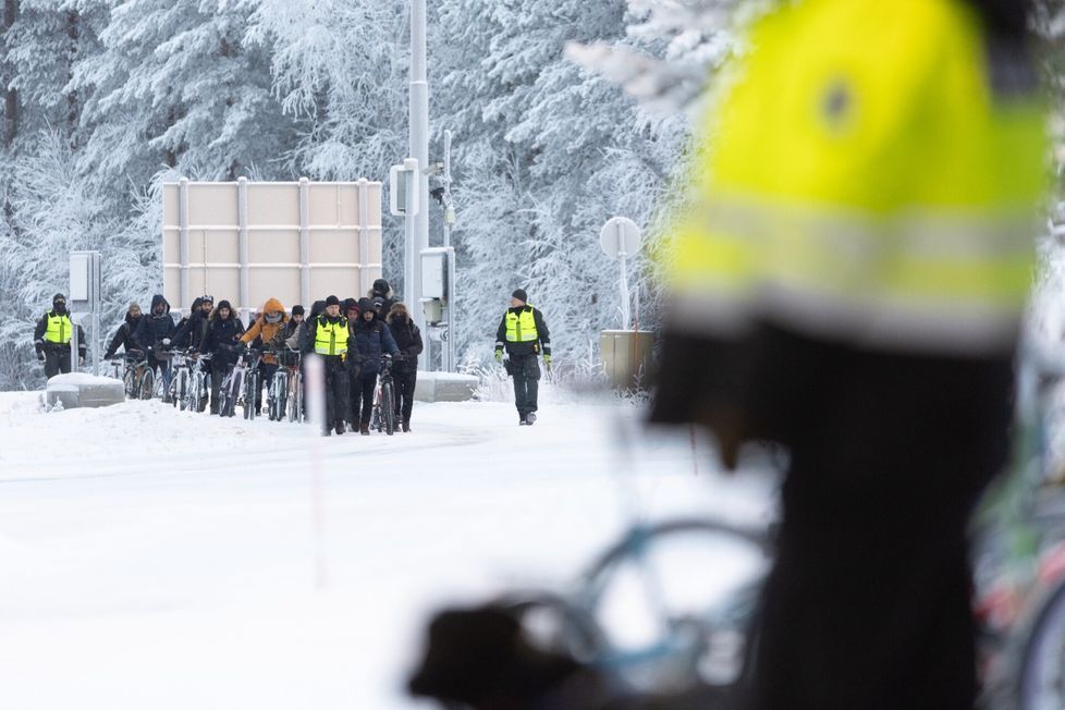 Mahdollisen poikkeuslain myötä rajavartijat voisivat joutua harkitsemaan maastossa, ketkä täyttävät kriteerit turvapaikkaan ja ketkä eivät.