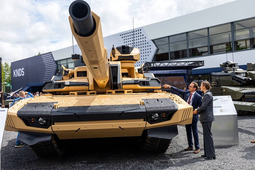 Messuvieraat tutkivat uutta Leclerc Evolution -taistelupanssarivaunua.
