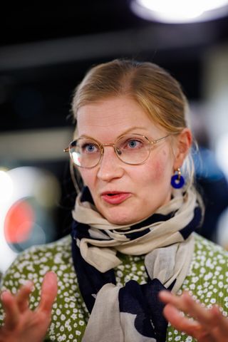Johanna Skurnik on tiedon ja tieteen historian dosentti ja työskentelee Turun yliopistossa.