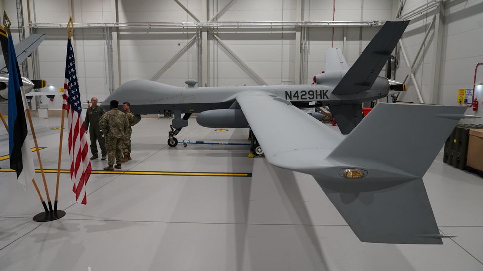 Sotilaslennokit tunnetaan ehkä parhaimmin Yhdysvaltojen jättilennokeista. Heinäkuussa Virossa Ämarin lentotukikohdassa kuvatun MQ-9 Predator -lennokin siipiväli on 20 metriä