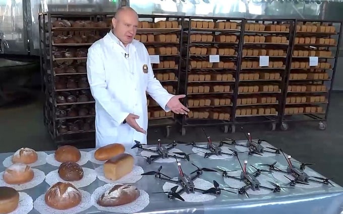 Viranomaiset esittelevät leipomotehtaan tuotteita, jotka valmistavat nyt droneja sekä leipää etulinjalle lähetettäväksi