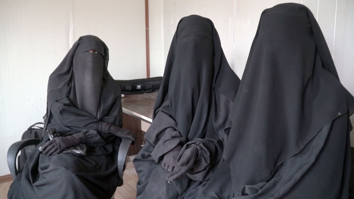 ISIS-leiriltä Syyriassa suomalaisnaisia.
