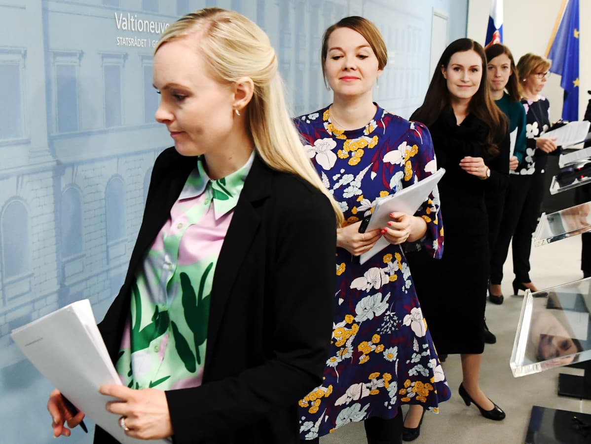 Sisäministeri Maria Ohisalo (vas), valtiovarainministeri Katri Kulmuni, pääministeri Sanna Marin, opetusministeri Li Andersson ja oikeusministeri Anna-Maja Henriksson hallituksen tiedotustilaisuudessa 20.2.2020.