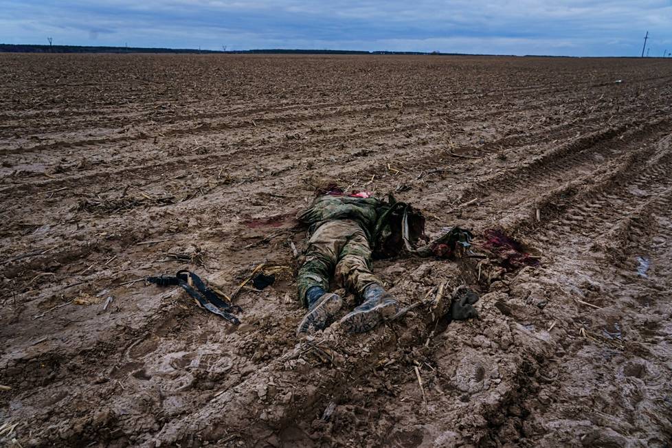 Kuollut venäläissotilas pellolla Kiovan länsipuolella Sytnyakyssa maaliskuussa 2022.