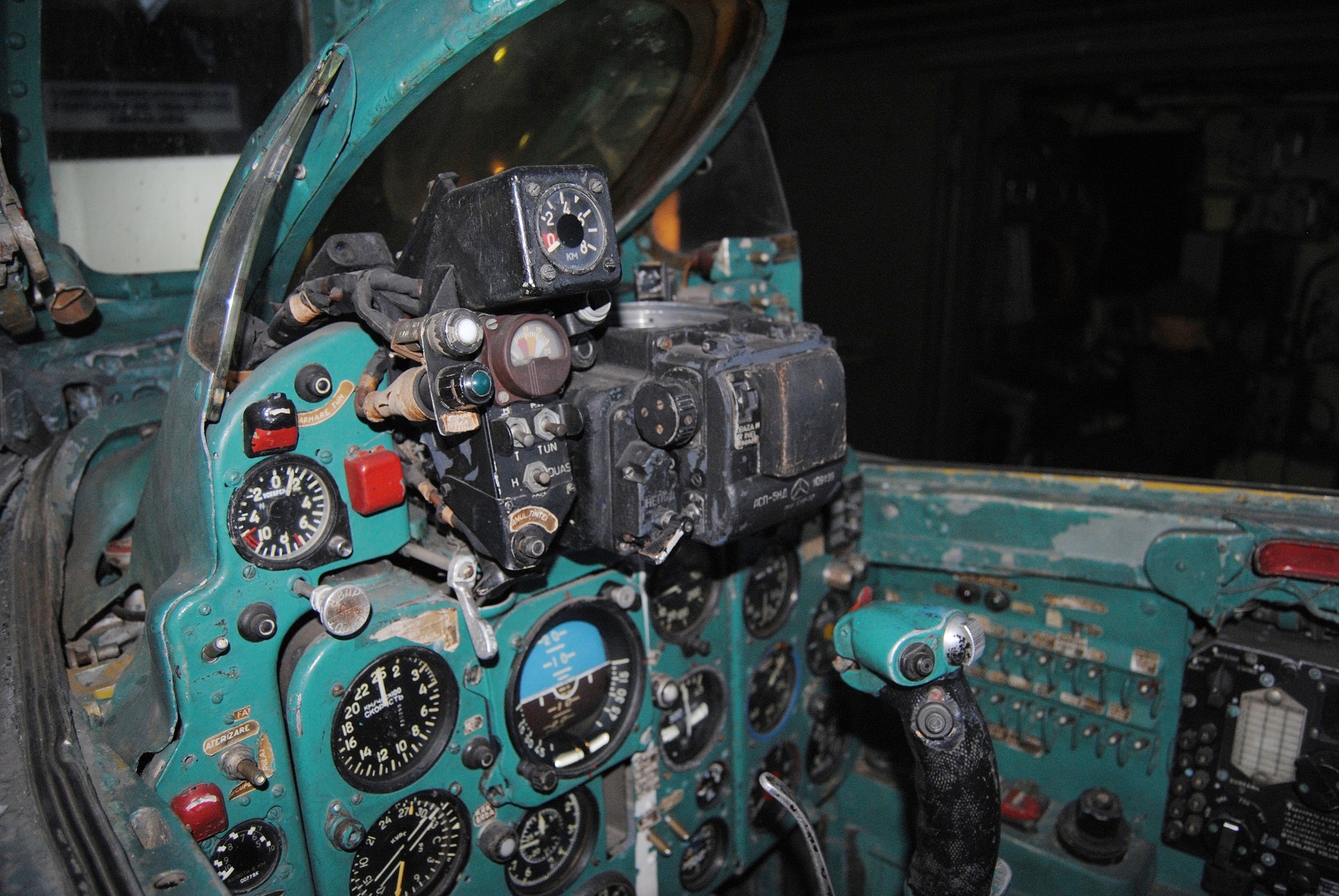 Cockpit_MiG_21_F_13.jpg