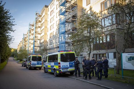 Poliisi lisäsi läsnäoloaan Hjällbon kaupunginosassa syksyllä, koska jengit olivat asettaneet alueelle tiesulkuja. Ali Khanin suku oli mukana jengien välisissä neuvotteluissa, joiden jälkeen tiesulut poistettiin. 