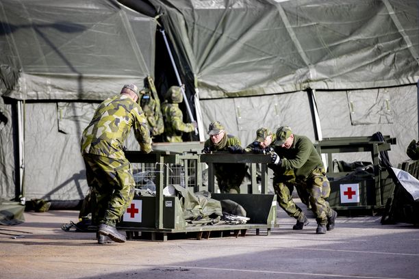 Ruotsin puolustusvoimat pystyttivät kenttäsairaalaa Göteborgissa maanantaina, kun Ruotsi varautuu koronapotilaiden kasvavaan määrään. 