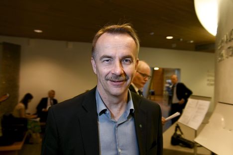 Arto Pirttilahti (kesk) 