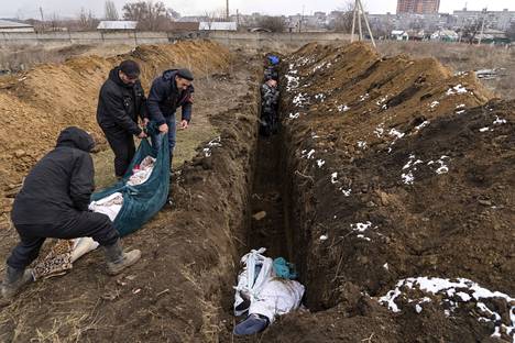 Kuolleita haudataan joukkohautoihin Mariupolin esikaupungissa.