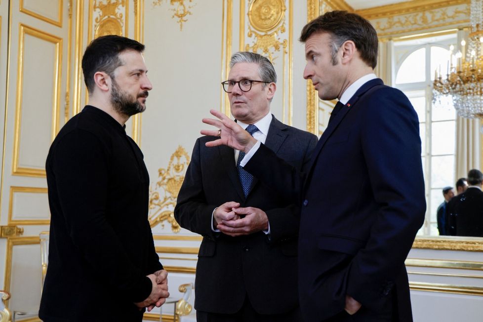 Ukrainan presidentti Volodymyr Zelenskyi (vas.) keskusteli Britannian pääministerin Keir Starmerin ja Ranskan presidentin Emmanuel Macronin kanssa Pariisissa 27. maaliskuuta 2025.
