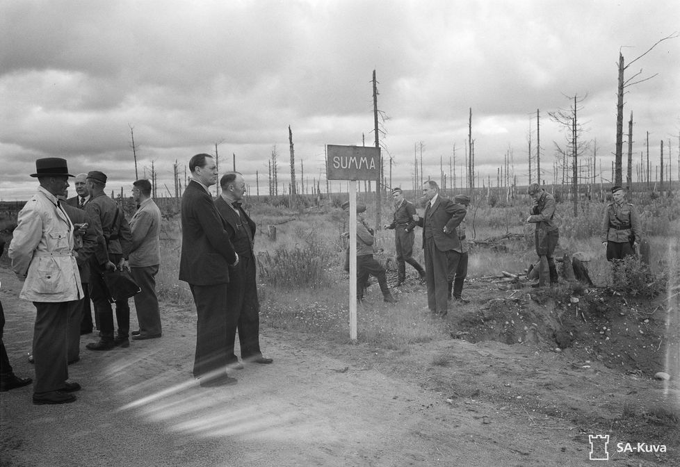 Talvisodan taistelupaikat kiinnostivat jatkosodan aikana ulkomaita myöten. Kuvassa ruotsalaisia Summassa vuonna 1942.