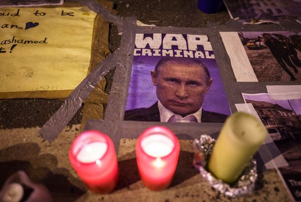 Frankfurtissa Saksassa Venäjän lähetystön eteen kadulle jätetyissä viesteissä ilmoitettiin Vladimir Putinin olevan sotarikollinen. Myös USA:n presidentti Joe Biden nimesi Putinin sotarikolliseksi, kun venäläisten hirmuteot Butšassa paljastuivat.