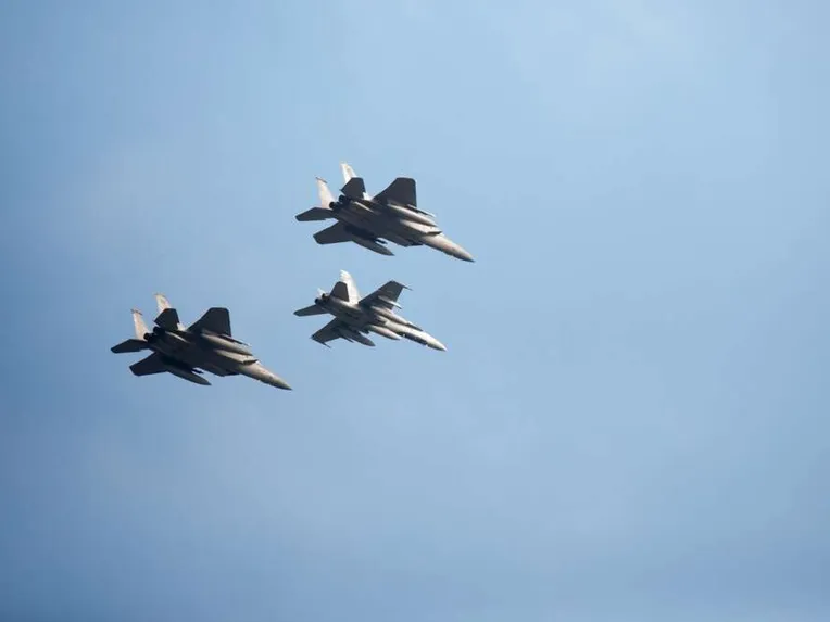 Kanadan ilmavoimien CF-18 Hornet (keskellä) ja kaksi Yhdysvaltain ilmavoimien F-15 Eagle -hävittäjää Nato-huippukokouksessa Walesin Newportissa 5.9.2014.
