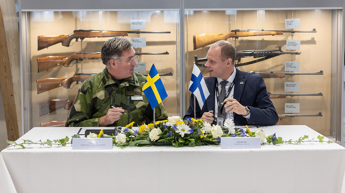 Jonas Lotsne, FMV's head of the military equipment business area, signs an agreement for more automatic carbines with the Finnish manufacturer Sako. Photo: Sako