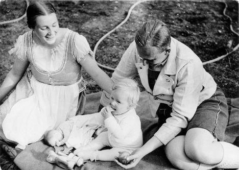Lina ja Reinhard Heydrich sekä heidän Klaus-poikansa. Vuonna 1965 Lina Heydrich meni naimisiin suomalaisen teatteriohjaaja Mauno Mannisen kanssa. Syynä oli todennäköisesti se, että näin Heydrich pääsi eroon rasitteeksi käyneestä sukunimestään.