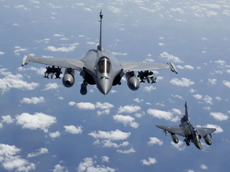 Ranskan ilmavoimien Dassault Rafale ja Mirage 2000 tulossa tankille Libyan operaatioiden aikana maaliskuussa 2011.