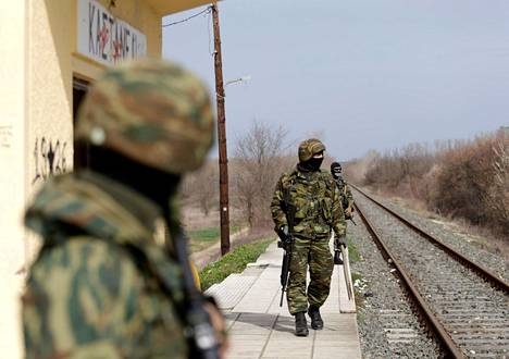 Kreikan sotilaat partioivat sunnuntaina juna-asemalla lähellä Kastaniesissa lähellä Turkin rajaa ja virallista rajanylityspaikkaa.
