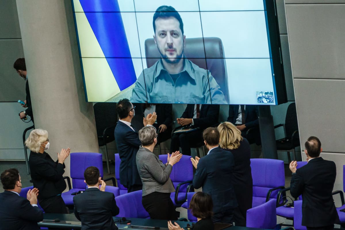 Ukrainan presidentti puhuu videoyhteyden välityksellä Saksan parlamentille.