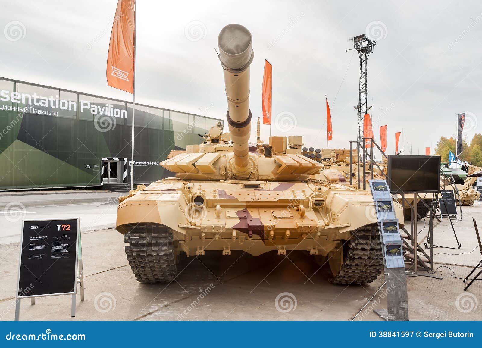 modernized-tank-t-russia-nizhniy-tagil-september-visitors-explore-military-equipment-exhibition-range-rae-exhibition-russian-38841597.jpg