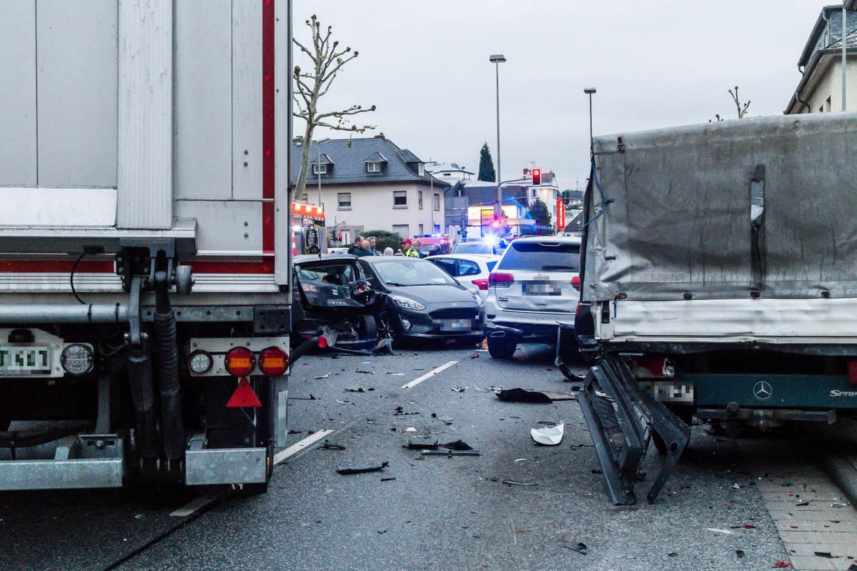 Poliisin mukaan epäilty ajoi anastamallaan rekalla päin autoja, jotka odottivat liikennevaloissa lähellä Limburgin päärautatieasemaa.