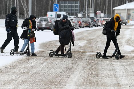 Vartiuksen rajanylityspaikalle saapui lauantaina ihmisiä polkupyöriä ja potkulautoja taluttaen. Hallitus päätti tällä viikolla sulkea neljä rajanylityspaikkaa perjantain ja lauantain välisenä yönä puuttuakseen Venäjän hybridivaikuttamiseksi epäiltyyn turvapaikanhakijoiden kasvaneeseen määrään.