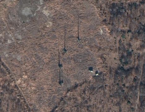 Satelliittikuvassa erottuvat selvästi Kamtšatkaan sijoitetun Murmansk BN -ryhmän neljä 32-metriä korkeaa mastoa.