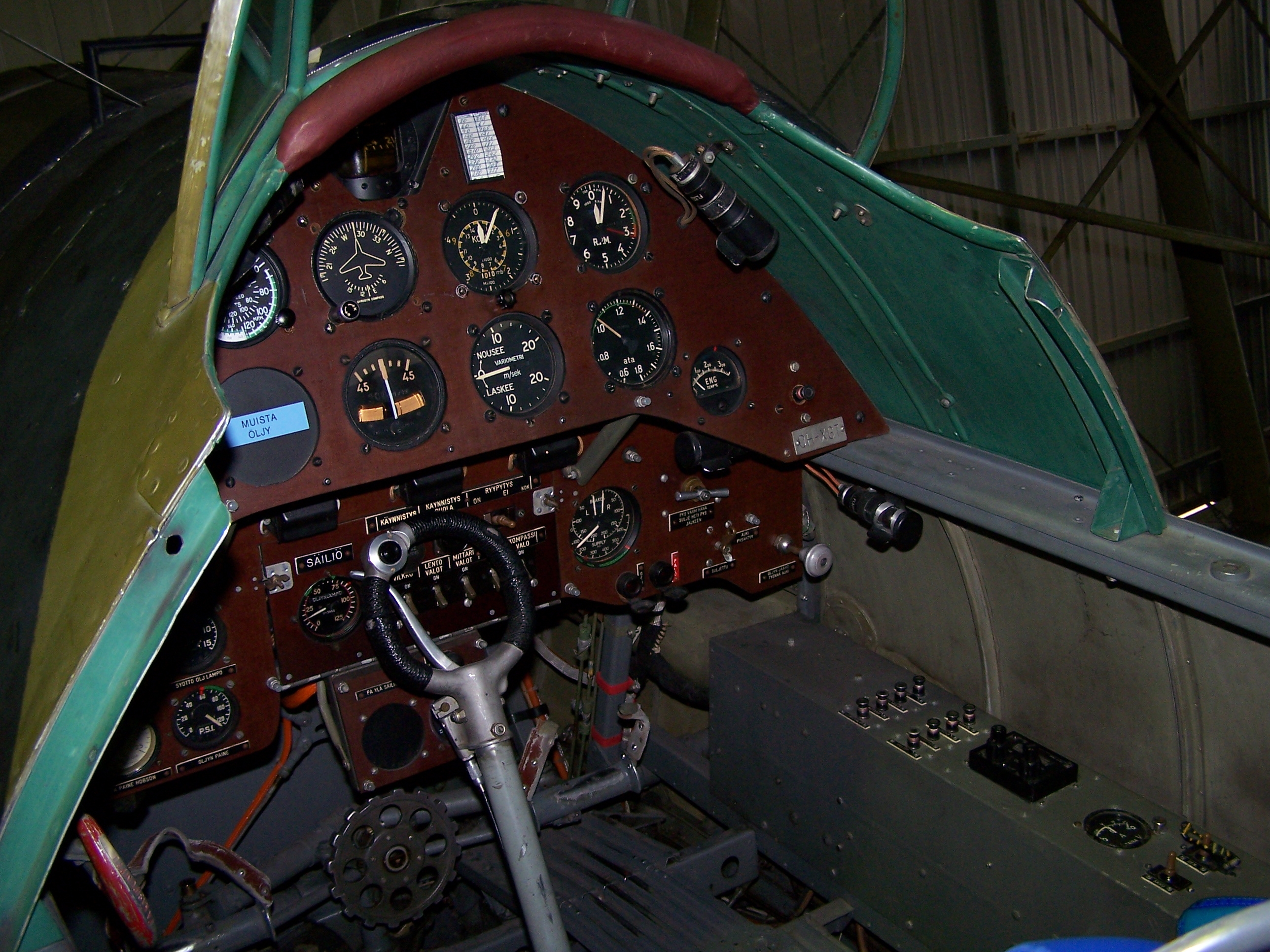 Gloster_Gauntlet_OH-XGT_Cockpit_from_left_Kymi_Finnland_20060627.jpg