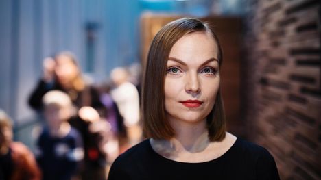 Musiikinopettaja Minja Koskela yrittää välttää opetuksessaan sukupuolistereotypioiden vahvistamista.
