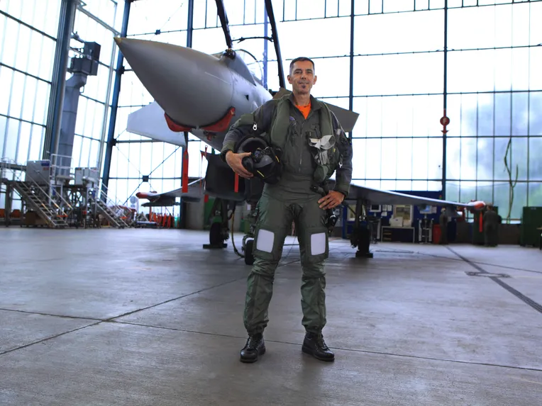 Robert Hierl Eurofighter-koelentäjänä lokakuussa 2011.