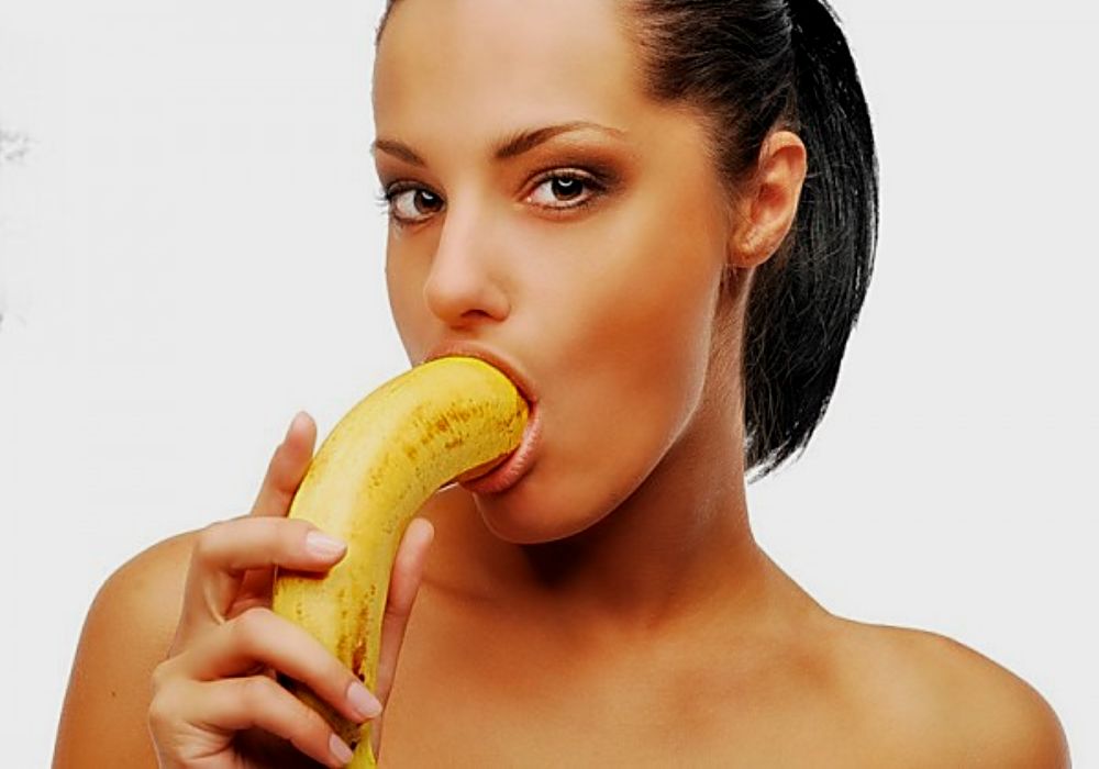 girl_with_banana_by_szafra-d4avuze.jpg