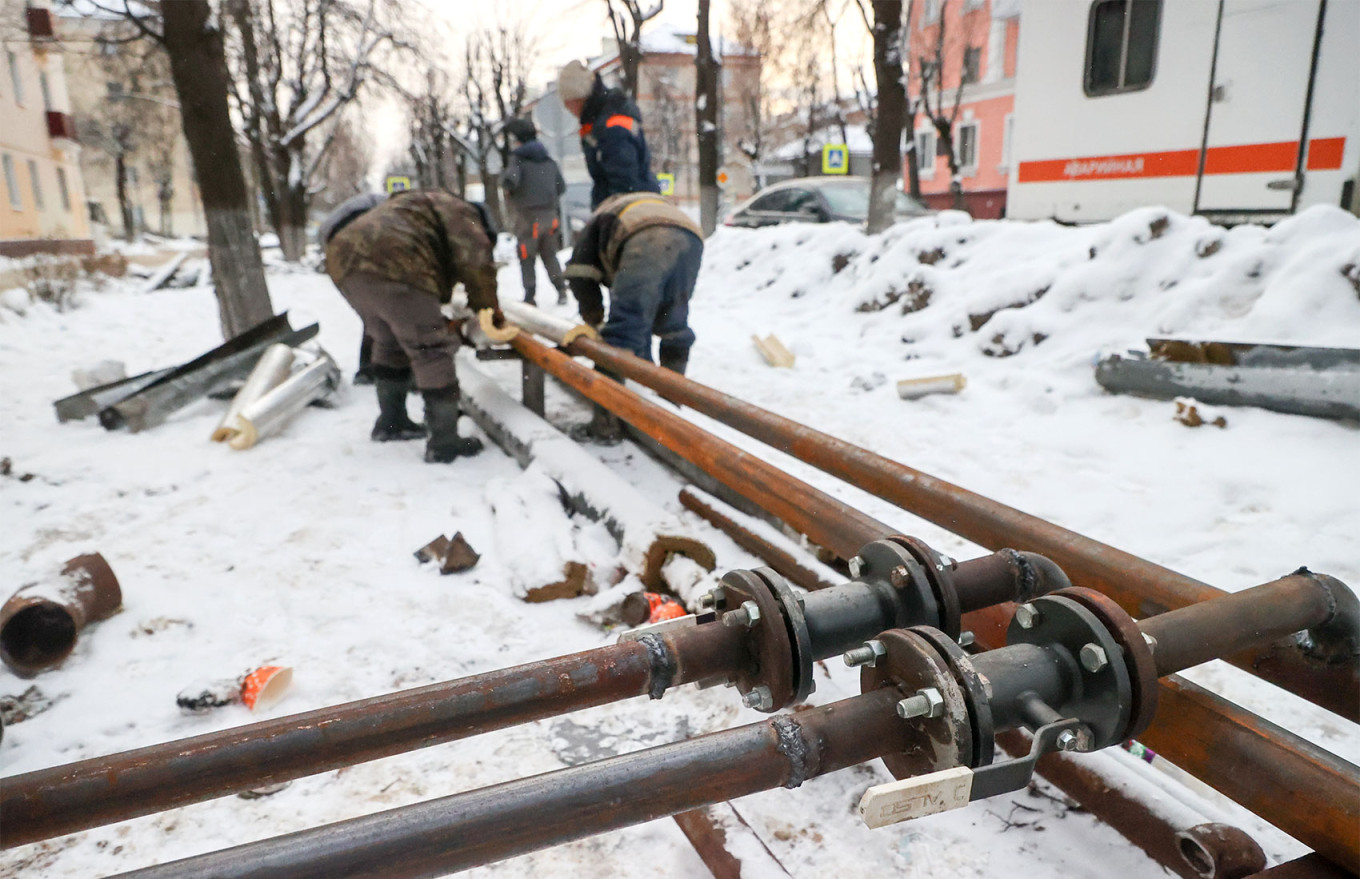                     An emergency repair crew laying a temporary water pipeline in Podolsk.                                         Sergei Petrov / NEWS.ru / TASS                