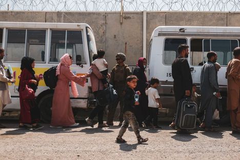 Kabulin lentokentän alueelle päässeitä afganistanilaisia siirrettiin busseilla evakuointilennolle sunnuntaina.