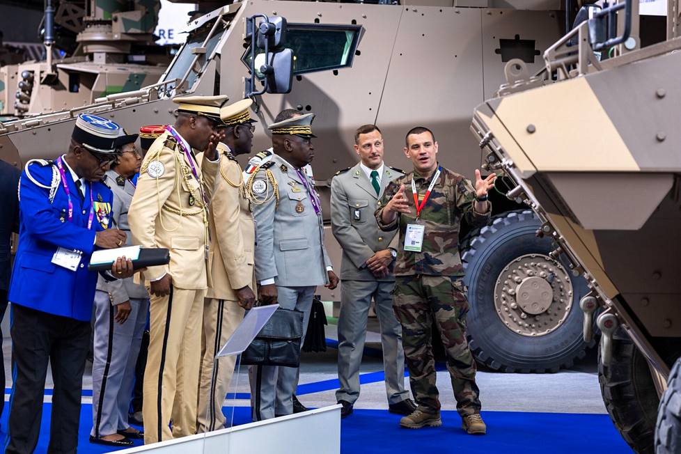 Ranskan asevoimien majuri esitteli rynnäkkövaunuja afrikkalaisvaltio Gabonin valtuuskunnalle, joka tutustui ranskalaistarjontaan prikaatikenraali Edouard Tsioban (toinen vas.) johdolla.