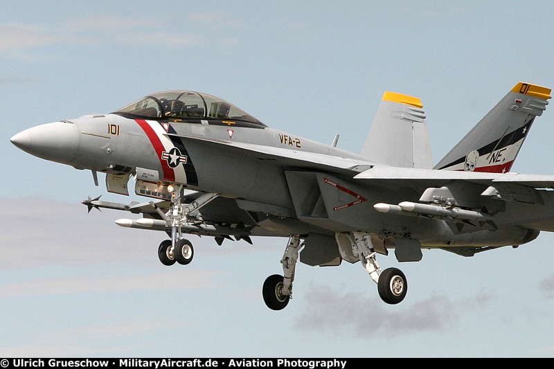 FA-18F_014_RIAT2004_0121_800.jpg