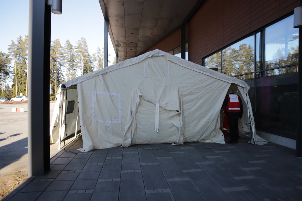 Suomen Punainen Risti pystyttää telttaa Kanta-Hämeen keskussairaalassa.