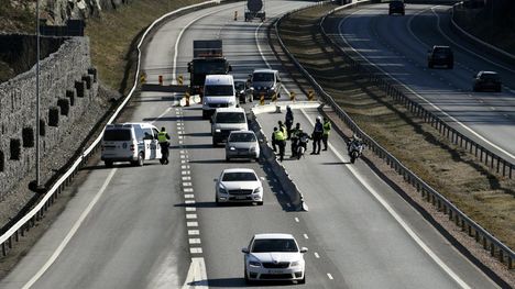 Poliisi ja varusmiehiä Uudenmaan rajan tarkastuspisteellä Lohjan ja Salon rajalla Ykköstiellä.