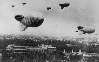 320px-Barrage_balloons_over_London_during_World_War_II.jpg