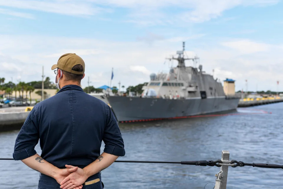 A sailor manning the lines as the Freedom-variant littoral combat ship USS Sioux City (LCS 11) got underway for its first deployment in August 2020.
