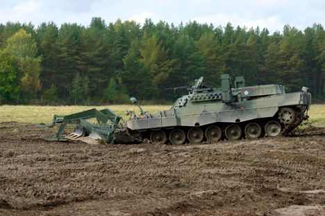 Puolustusvoimat esitteli Leopard 2R -raivauspanssarivaunut ensimmäisen kerran vuonna 2007. Suomella oli kaikkiaan kuusi Leopard 2R -vaunua, ja kaikki ne annettiin aseapuna Ukrainalle tänä vuonna.