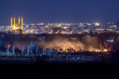 Kreikkalaisia mellakkapoliiseja ja siirtolaisia Kreikan ja Turkin välisellä rajalla maaliskuun alussa.