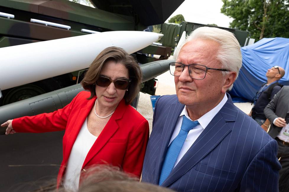 Lockheed Martinin taktisista ohjuksista vastaava johtaja Paula Hartley ja Rheinmetallin toimitusjohtaja Armin Papperger saapuivat Pariisiin puolustusteollisuuden Eurosatory-messuille julkistamaan yhtiöidensä yhteistyön hedelmän, Gmars-raketinheittimen.