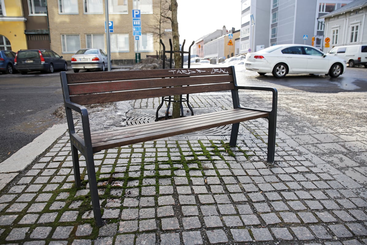 Verinen puistonpenkki Turun Tuureporinkadulla.