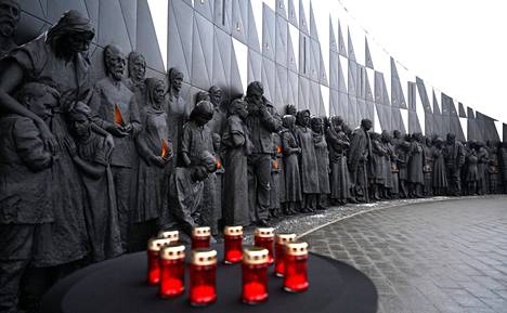 Uuden muistomerkin sisäkaarella on 150 ihmishahmoa, jotka kertovat neuvostosiviileiden kärsimyksistä toisen maailmansodan aikana.