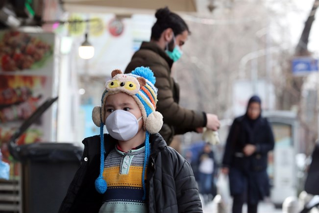 Iranin pääkaupungissa Teheranissa kuten monissa muissakin suurissa kaupungeissa maailmalla liikkuu nyt paljon ihmisiä maskit kasvoilla. Talouspakotteiden muutenkin runtelemassa Iranissa on eniten koronavirustapauksia Lähi-idässä. 